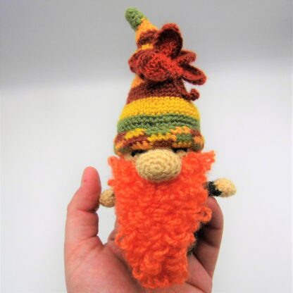 Gnomos de Otoño: 12 Patrones para tejer amigurumis otoñales - Imagen 29